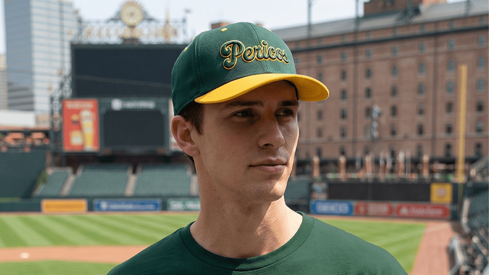 Jugador de béisbol portando la nueva gorra oficial de juego de Pericos de Puebla