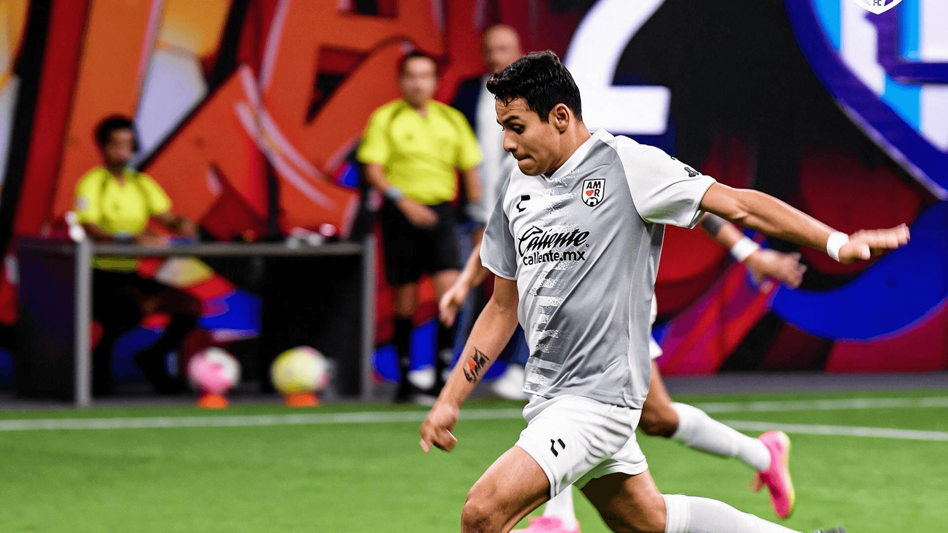 Jugador de Amor FC controlando el balón durante un partido oficial de la People's League