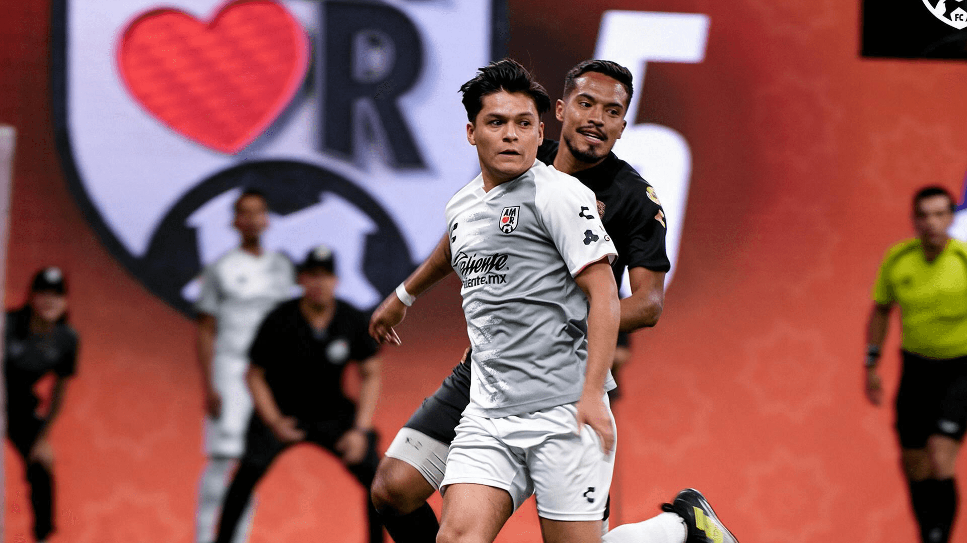 Acción en la cancha durante un partido de fútbol 7 del club Amor FC
