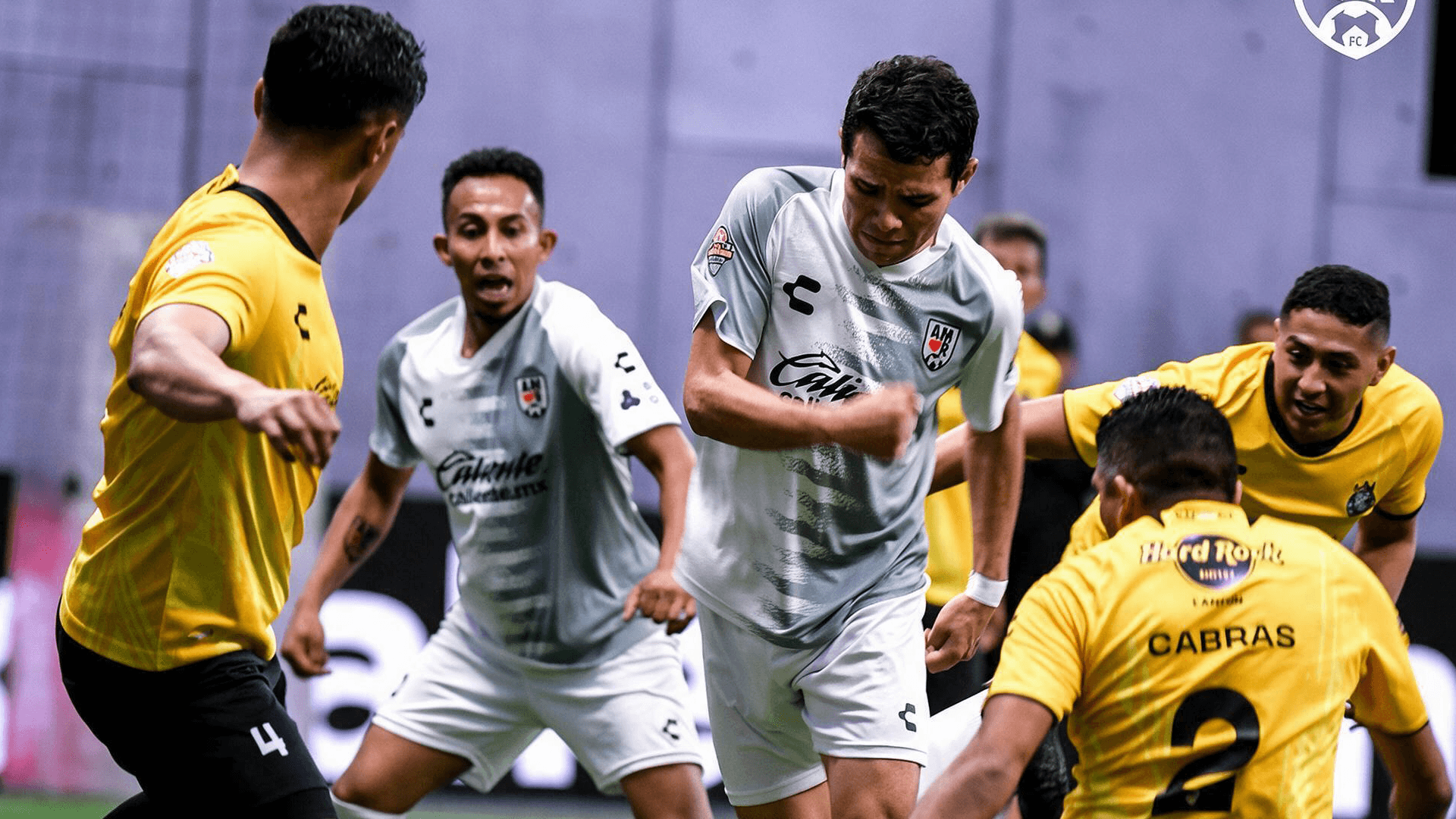 Enfrentamiento y disputa por el balón de los jugadores de Amor FC en la People's League