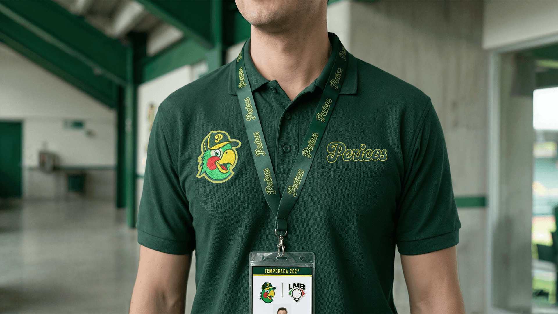 Uniformes institucionales tipo polo y gafetes corporativos para el staff operativo del equipo